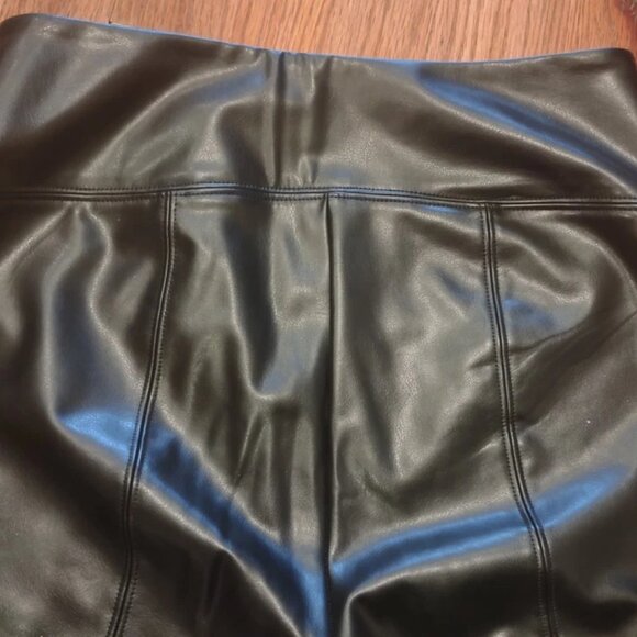 🔥WHBM Runway Leggings Women's Size 10 Black Faux Leather Skinny Slim Stretch - Picture 4 of 7